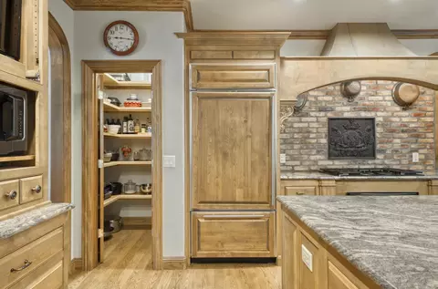 Kitchen - 410 S Oaks Dr, Springfield, MO 65809 photo 8 of 12