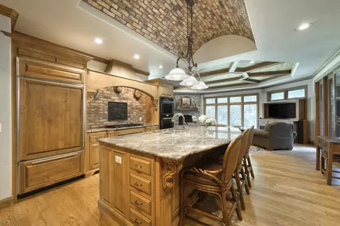 Kitchen - 410 S Oaks Dr, Springfield, MO 65809 photo 4 of 12