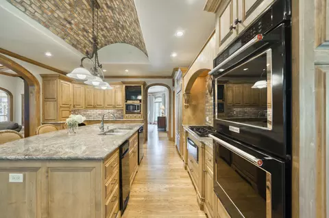 Kitchen - 410 S Oaks Dr, Springfield, MO 65809 photo 9 of 12