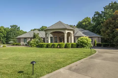 Exterior - 410 S Oaks Dr, Springfield, MO 65809 photo 7 of 25