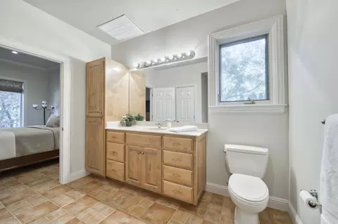 Bath - 410 S Oaks Dr, Springfield, MO 65809 photo 16 of 17