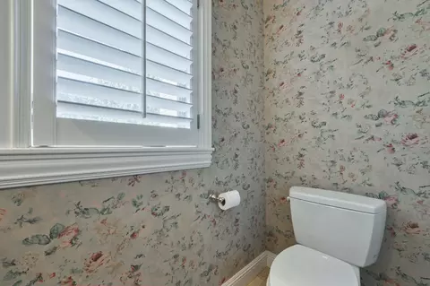 Bath - 410 S Oaks Dr, Springfield, MO 65809 photo 2 of 17