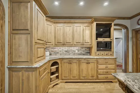 Kitchen - 410 S Oaks Dr, Springfield, MO 65809 photo 6 of 12