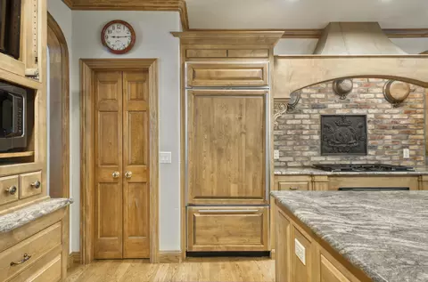 Kitchen - 410 S Oaks Dr, Springfield, MO 65809 photo 7 of 12