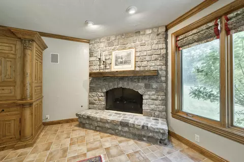 Living - 410 S Oaks Dr, Springfield, MO 65809 photo 15 of 15