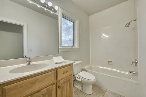 Bath - 410 S Oaks Dr, Springfield, MO 65809 photo 4 of 17