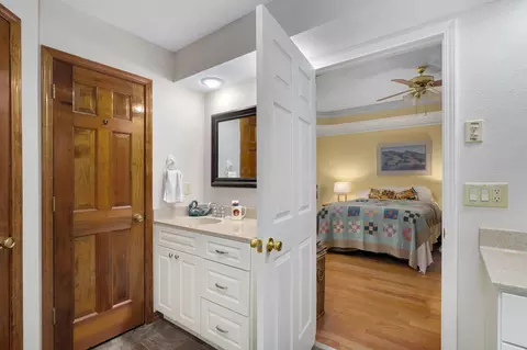 Bath - 2017 E Richmond St, Springfield, MO 65804 photo 2 of 5