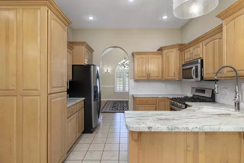 Kitchen - 2520 W Arlington St, Springfield, MO 65810 photo 9 of 10