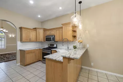 Kitchen - 2520 W Arlington St, Springfield, MO 65810 photo 8 of 10