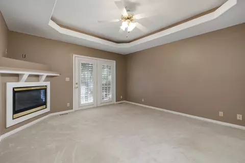 Living - 2520 W Arlington St, Springfield, MO 65810 photo 4 of 10