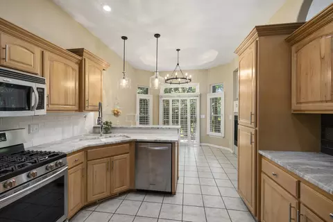 Kitchen - 2520 W Arlington St, Springfield, MO 65810 photo 6 of 10