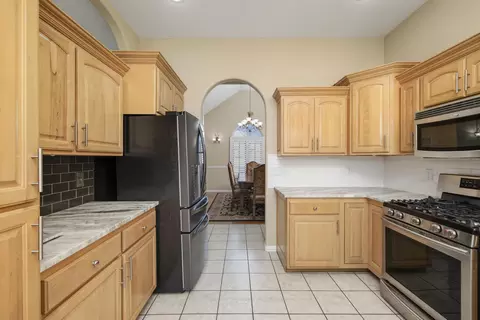 Kitchen - 2520 W Arlington St, Springfield, MO 65810 photo 5 of 10