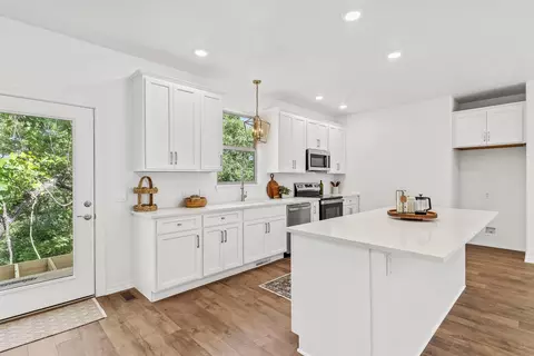 Kitchen - 329 N Ridge Pl, Branson, MO 65616 photo 1 of 5