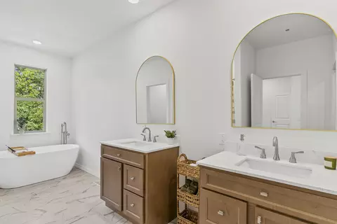 Bath - 329 N Ridge Pl, Branson, MO 65616 photo 1 of 3