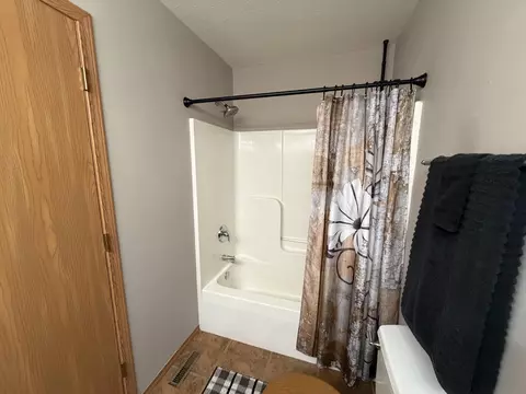 Bath - 835 S Natalie Ave, Springfield, MO 65802 photo 2 of 3