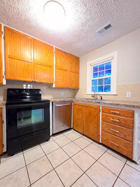 Kitchen - 1553 S Pickwick Ave, Springfield, MO 65804 photo 3 of 4