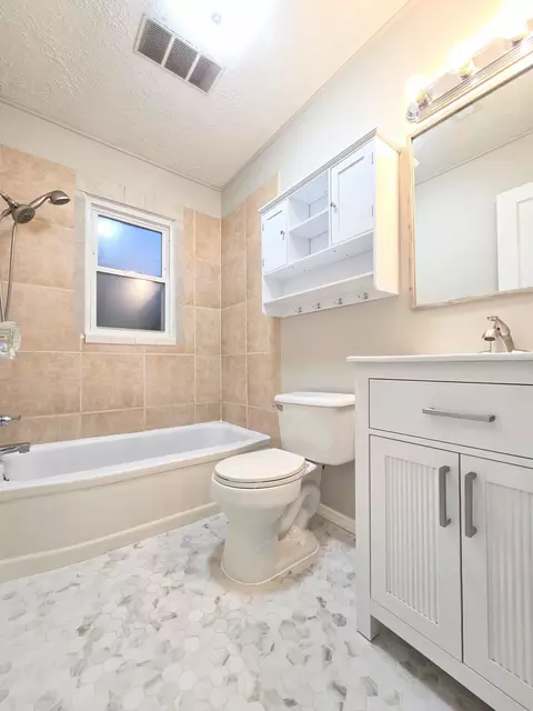 Bath - 1553 S Pickwick Ave, Springfield, MO 65804 photo 1 of 5