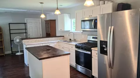 Kitchen - 129 W Cline St, Aurora, MO 65605 photo 2 of 2