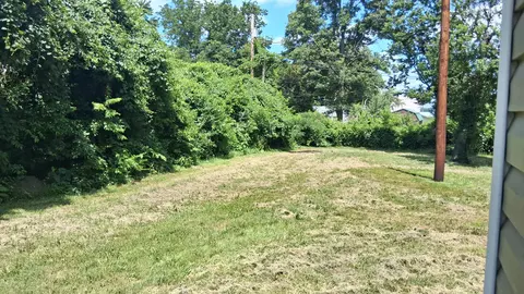 Exterior - 129 W Cline St, Aurora, MO 65605 photo 3 of 4