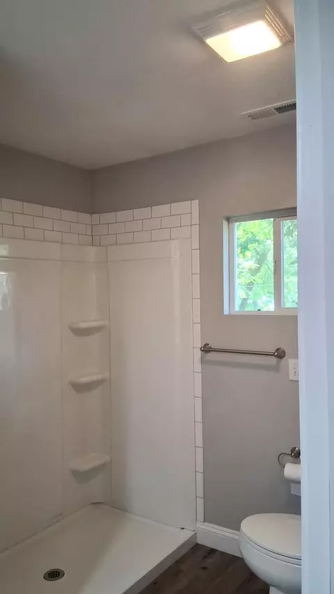 Bath - 129 W Cline St, Aurora, MO 65605 photo 1 of 4
