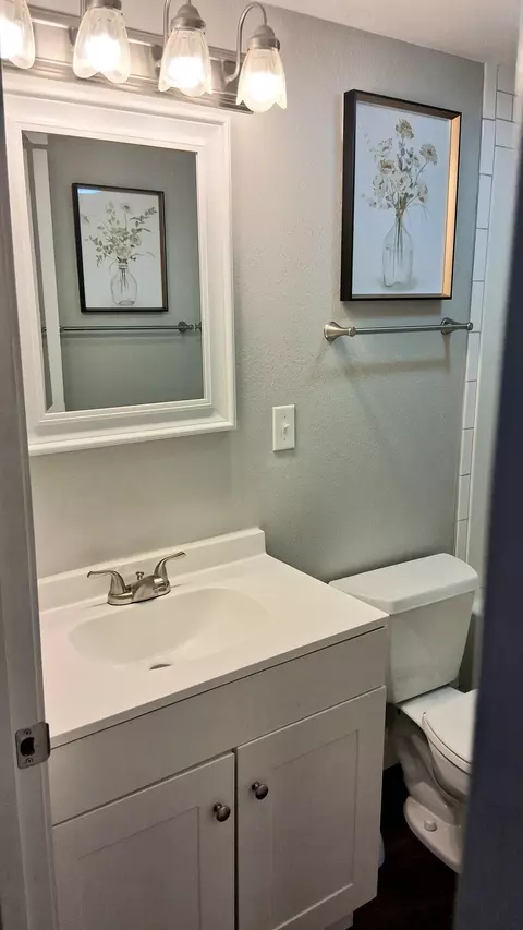 Bath - 129 W Cline St, Aurora, MO 65605 photo 3 of 4