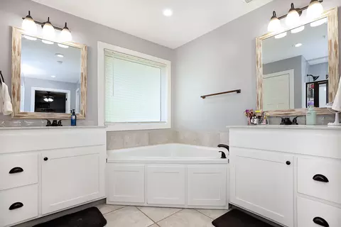Bath - 249 Pine Ridge St, Marshfield, MO 65706 photo 1 of 3