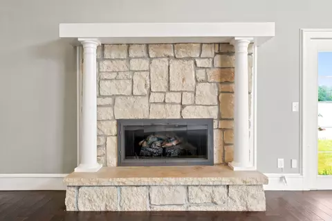 Living - 1132 N Farm Road 185, Springfield, MO 65802 photo 4 of 8