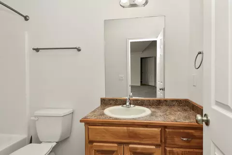 Bath - 912 E Welch St, Nixa, MO 65714 photo 5 of 6