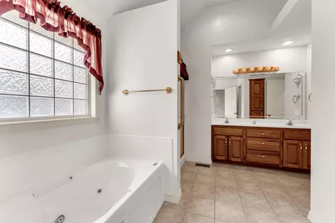 Bath - 3755 W Eaglecrest St, Battlefield, MO 65619 photo 2 of 5