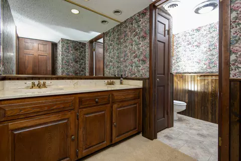 Bath - 754 S Pearson Dr, Springfield, MO 65809 photo 3 of 3