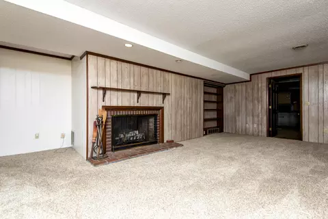 Living - 754 S Pearson Dr, Springfield, MO 65809 photo 7 of 8