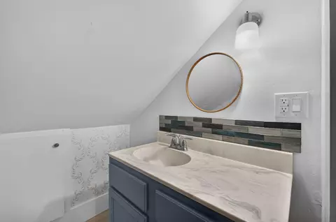 Bath - 2036 N Johnston Ave, Springfield, MO 65803 photo 2 of 2
