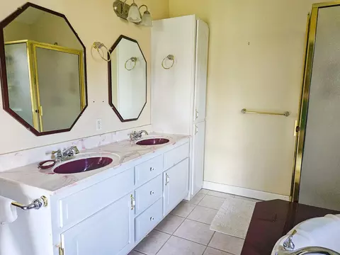 Bath - 1409 Hockman St, Mountain View, MO 65548 photo 1 of 4