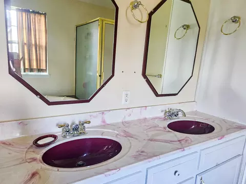 Bath - 1409 Hockman St, Mountain View, MO 65548 photo 2 of 4