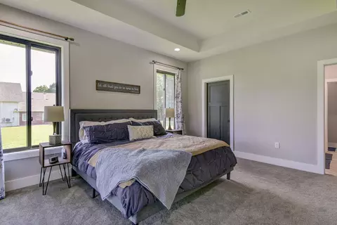 Bedroom - 401 Discovery Bay Dr, Shell Knob, MO 65747 photo 2 of 9