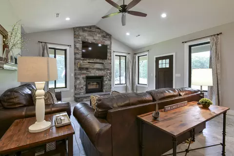 Living - 401 Discovery Bay Dr, Shell Knob, MO 65747 photo 2 of 4