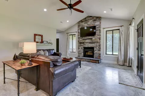 Living - 401 Discovery Bay Dr, Shell Knob, MO 65747 photo 3 of 4