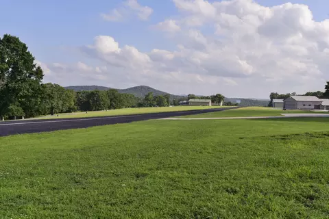 Exterior - 401 Discovery Bay Dr, Shell Knob, MO 65747 photo 7 of 10