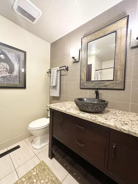 Bath - 2550 E Sparkleberry Ln, Springfield, MO 65804 photo 6 of 8