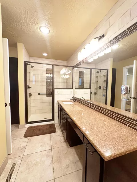 Bath - 2550 E Sparkleberry Ln, Springfield, MO 65804 photo 3 of 8