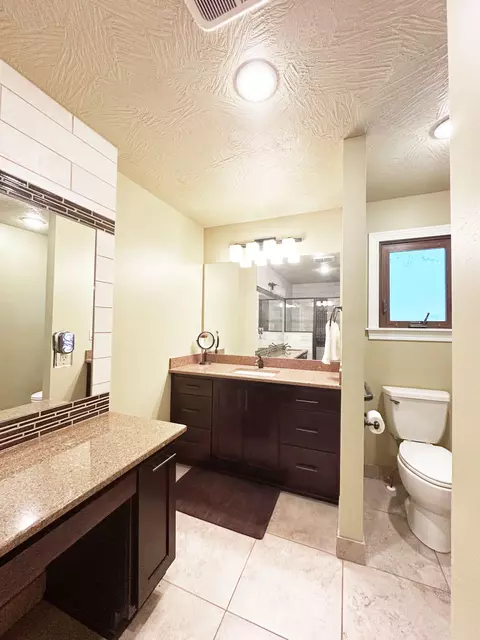 Bath - 2550 E Sparkleberry Ln, Springfield, MO 65804 photo 1 of 8