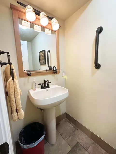 Bath - 2550 E Sparkleberry Ln, Springfield, MO 65804 photo 7 of 8