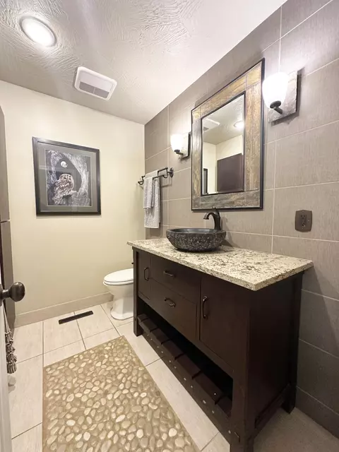 Bath - 2550 E Sparkleberry Ln, Springfield, MO 65804 photo 4 of 8