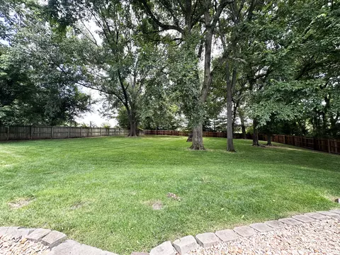 Exterior - 2550 E Sparkleberry Ln, Springfield, MO 65804 photo 6 of 14