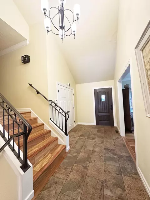 Entry Way - 2550 E Sparkleberry Ln, Springfield, MO 65804 photo 1 of 3