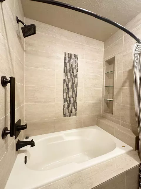 Bath - 2550 E Sparkleberry Ln, Springfield, MO 65804 photo 5 of 8