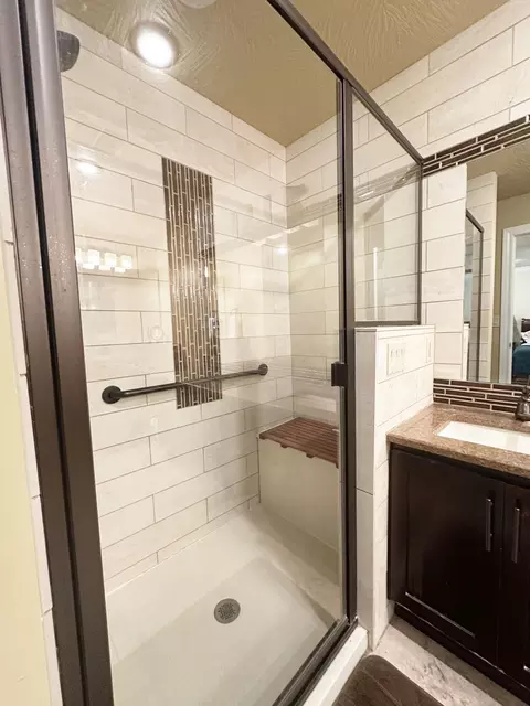 Bath - 2550 E Sparkleberry Ln, Springfield, MO 65804 photo 2 of 8