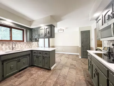 Kitchen - 2550 E Sparkleberry Ln, Springfield, MO 65804 photo 2 of 3