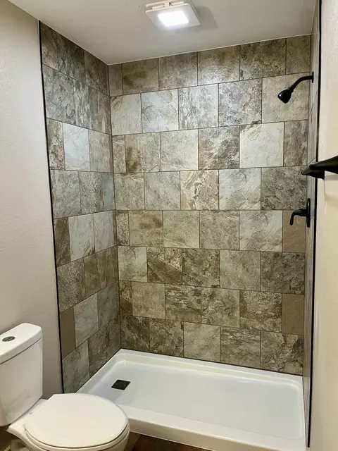 Bath - 233 S Rosewood St, Shell Knob, MO 65747 photo 1 of 1