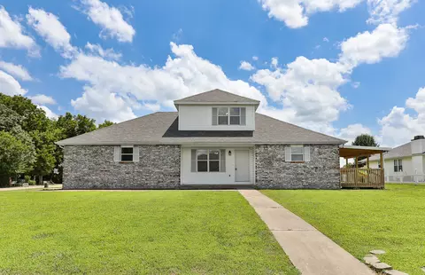 1430 Isdell St, Bolivar, MO 65613